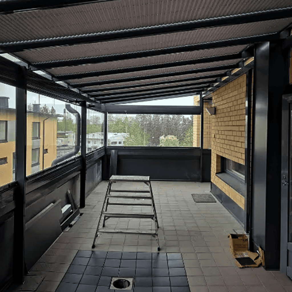 Kattomarkiisi Lasiterassilla Pori